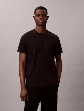 Kohokuvioitu Monogram Classic T-paita