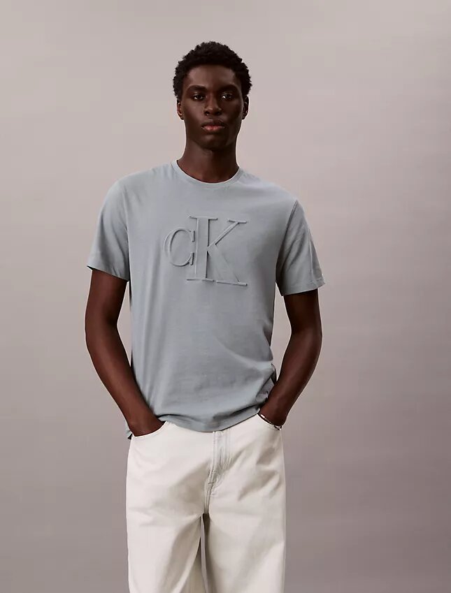 Kohokuvioitu Monogram Classic T-paita Kohokuvioitu Monogram Classic T-paita