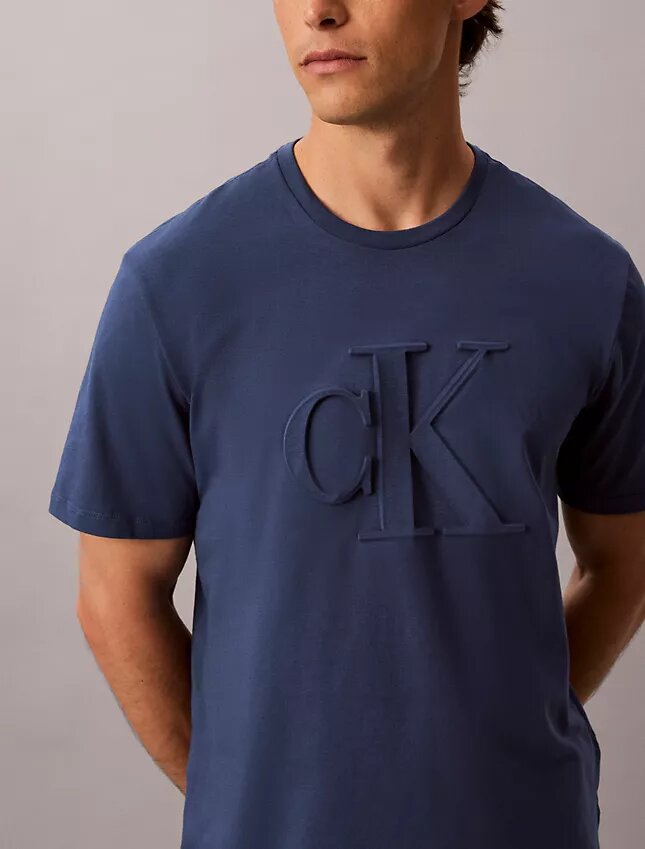 Kohokuvioitu Monogram Classic T-paita Kohokuvioitu Monogram Classic T-paita