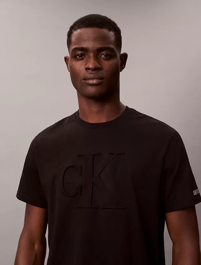 Kohokuvioitu Monogram Classic T-paita Kohokuvioitu Monogram Classic T-paita