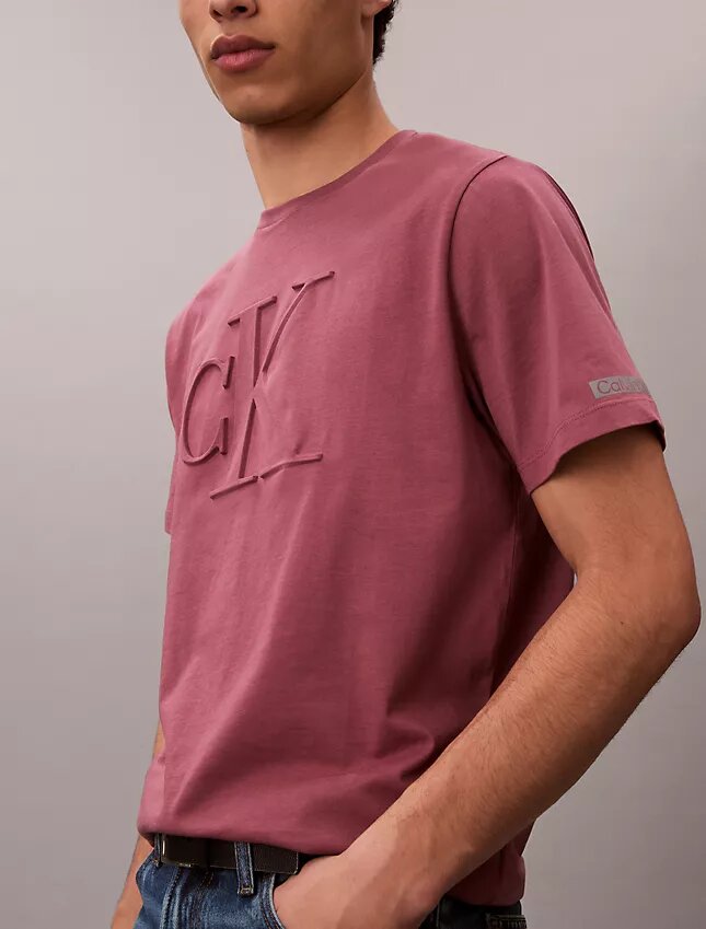 Kohokuvioitu Monogram Classic T-paita Kohokuvioitu Monogram Classic T-paita
