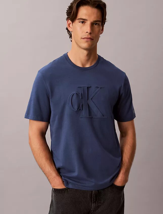 Kohokuvioitu Monogram Classic T-paita Kohokuvioitu Monogram Classic T-paita