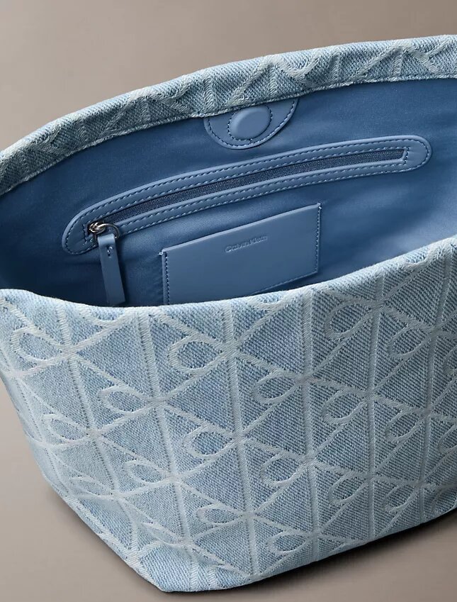 Koko pinnan kattava Emblem-logolla koristeltu Denim-kassi Koko pinnan kattava Emblem-logolla koristeltu Denim-kassi