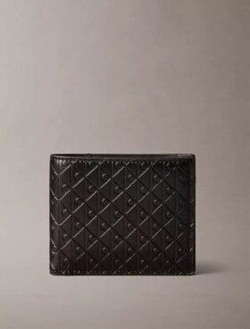 Koko pinnan kattava kohokuvioitu Monogram-kuvioinen kaksitaitteinen lompakko, jossa on kolikkotasku Koko pinnan kattava kohokuvioitu Monogram-kuvioinen kaksitaitteinen lompakko, jossa on kolikkotasku
