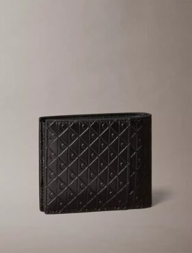 Koko pinnan kattava kohokuvioitu Monogram-kuvioinen kaksitaitteinen lompakko, jossa on kolikkotasku Koko pinnan kattava kohokuvioitu Monogram-kuvioinen kaksitaitteinen lompakko, jossa on kolikkotasku