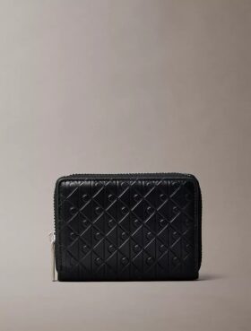 Koko pinnan kattava kohokuvioitu Monogram-kuvioinen vetoketjullinen kolikkopussi Koko pinnan kattava kohokuvioitu Monogram-kuvioinen vetoketjullinen kolikkopussi