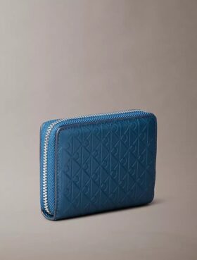 Koko pinnan kattava kohokuvioitu Monogram-kuvioinen vetoketjullinen kolikkopussi Koko pinnan kattava kohokuvioitu Monogram-kuvioinen vetoketjullinen kolikkopussi