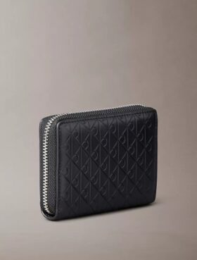Koko pinnan kattava kohokuvioitu Monogram-kuvioinen vetoketjullinen kolikkopussi Koko pinnan kattava kohokuvioitu Monogram-kuvioinen vetoketjullinen kolikkopussi
