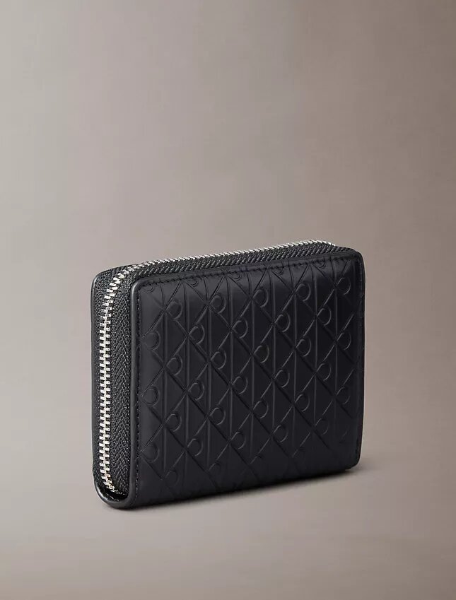 Koko pinnan kattava kohokuvioitu Monogram-kuvioinen vetoketjullinen kolikkopussi Koko pinnan kattava kohokuvioitu Monogram-kuvioinen vetoketjullinen kolikkopussi