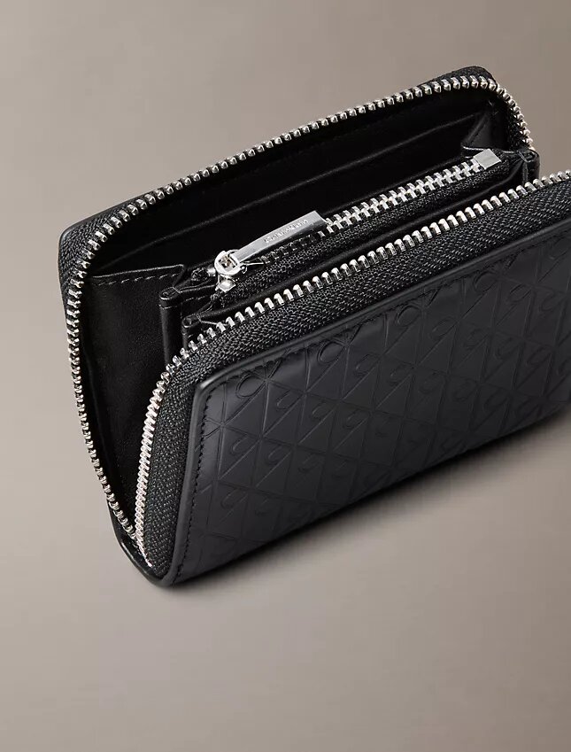 Koko pinnan kattava kohokuvioitu Monogram-kuvioinen vetoketjullinen kolikkopussi Koko pinnan kattava kohokuvioitu Monogram-kuvioinen vetoketjullinen kolikkopussi
