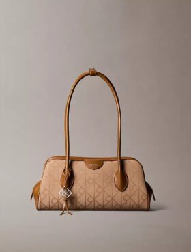 Koko pinnan kattava logojacquard-olkalaukku