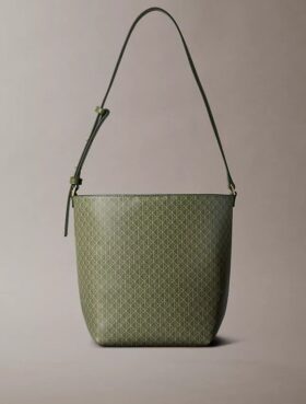 Koko pinnan kattava logokuvioinen bucket-laukku ja pussi
