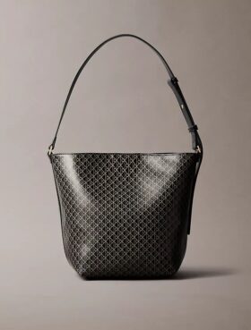 Koko pinnan kattava logokuvioinen bucket-laukku ja pussi
