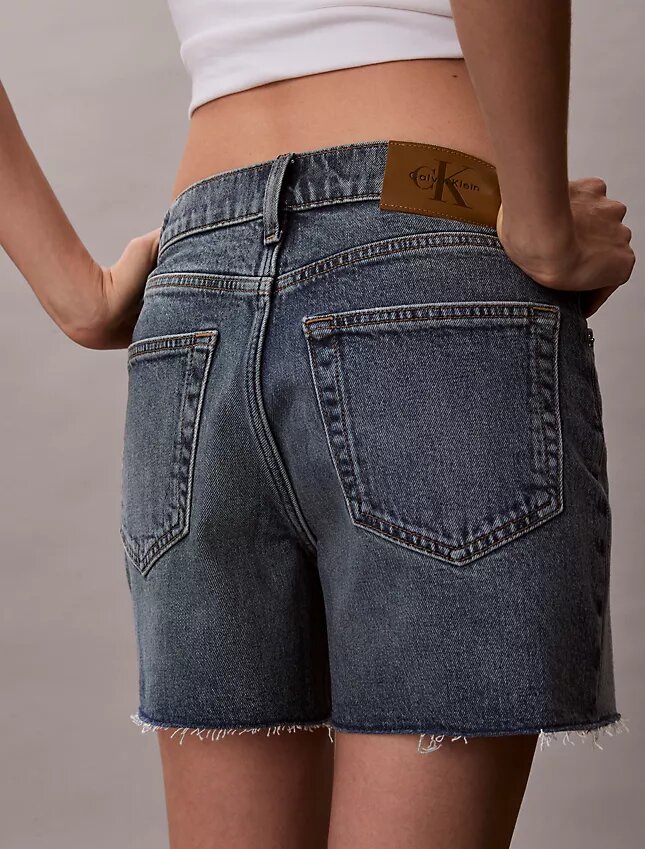 Korkeavyötäröiset midi-Denim-shortsit Korkeavyötäröiset midi-Denim-shortsit