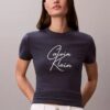 Korostettu logokuviollinen slim-mallinen T-paita