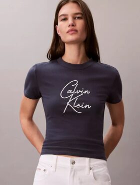 Korostettu logokuviollinen slim-mallinen T-paita