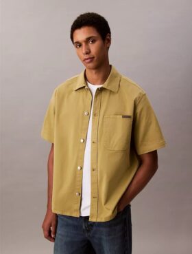 Käytännöllinen rento napituspaita