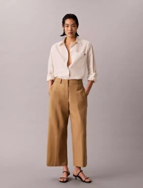 Leveälahkeiset cropped-chino-housut