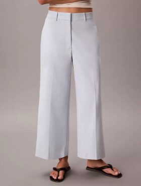 Leveälahkeiset cropped-chino-housut