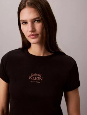Logo-grafiikalla koristeltu ribbineuleinen slim-t-paita