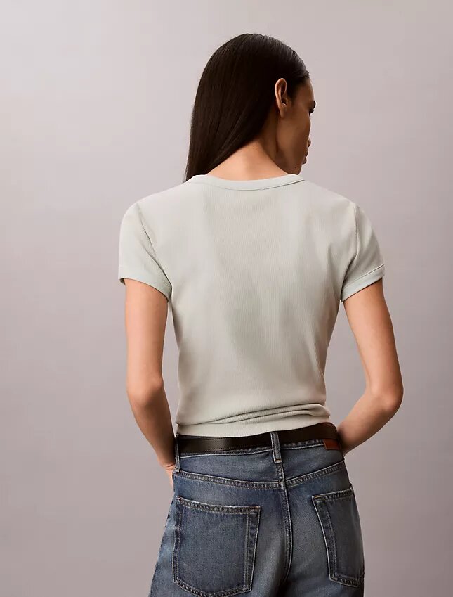 Logo-grafiikalla koristeltu ribbineuleinen slim-t-paita Logo-grafiikalla koristeltu ribbineuleinen slim-t-paita