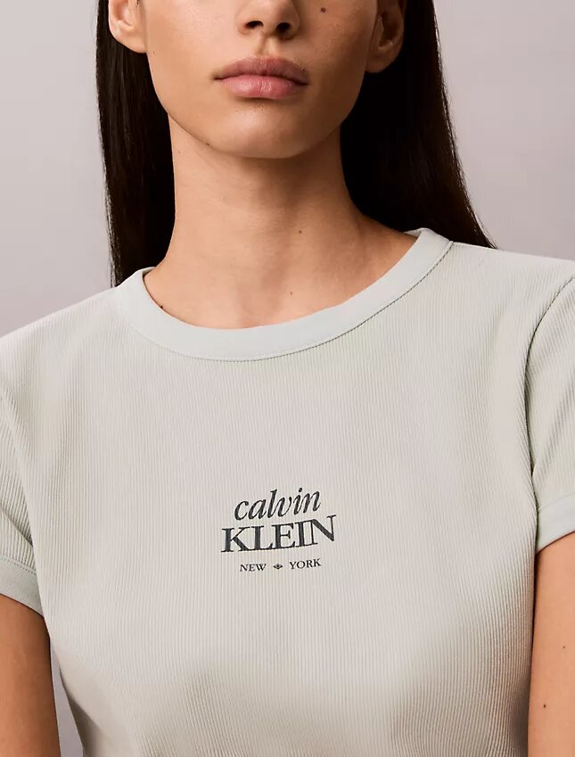 Logo-grafiikalla koristeltu ribbineuleinen slim-t-paita Logo-grafiikalla koristeltu ribbineuleinen slim-t-paita
