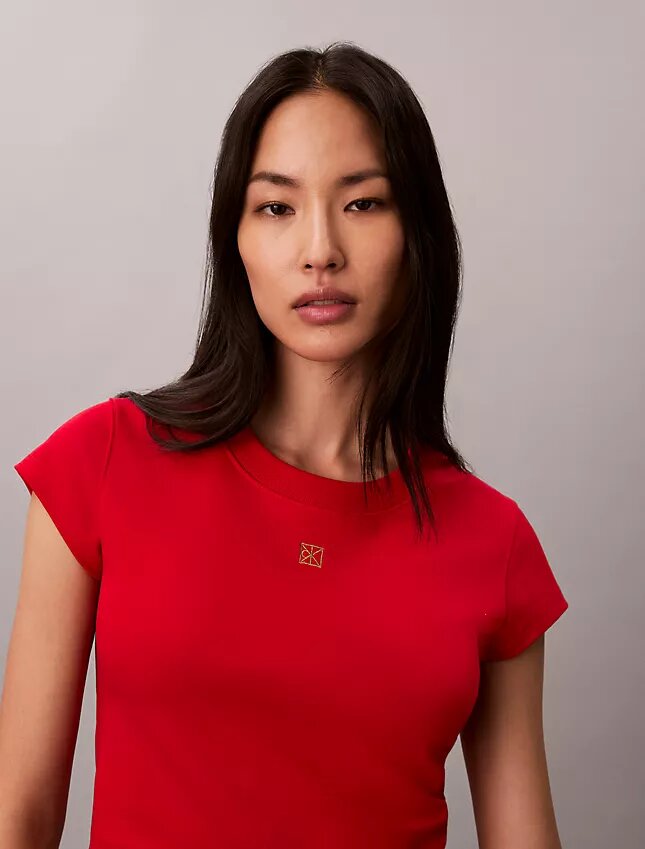 Lunar New Year Emblem Logo Crop T-paita Lunar New Year Emblem Logo Crop T-paita