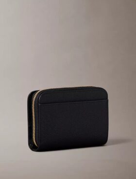 Minimalistinen Monogramilla varustettu vetoketjullinen lompakko