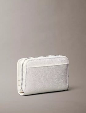 Minimalistinen Monogramilla varustettu vetoketjullinen lompakko