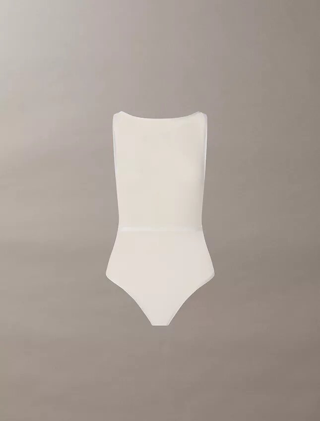 Minimalistinen verkkokangasinen muotoileva alusvaate Minimalistinen verkkokangasinen muotoileva alusvaate