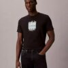 Moderni Calvin Klein -paita graafisella logolla Moderni Calvin Klein -paita graafisella logolla