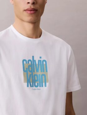 Moderni Calvin Klein -paita graafisella logolla