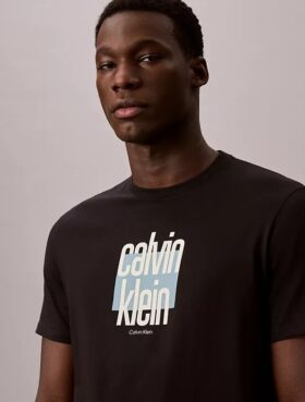 Moderni Calvin Klein -paita graafisella logolla