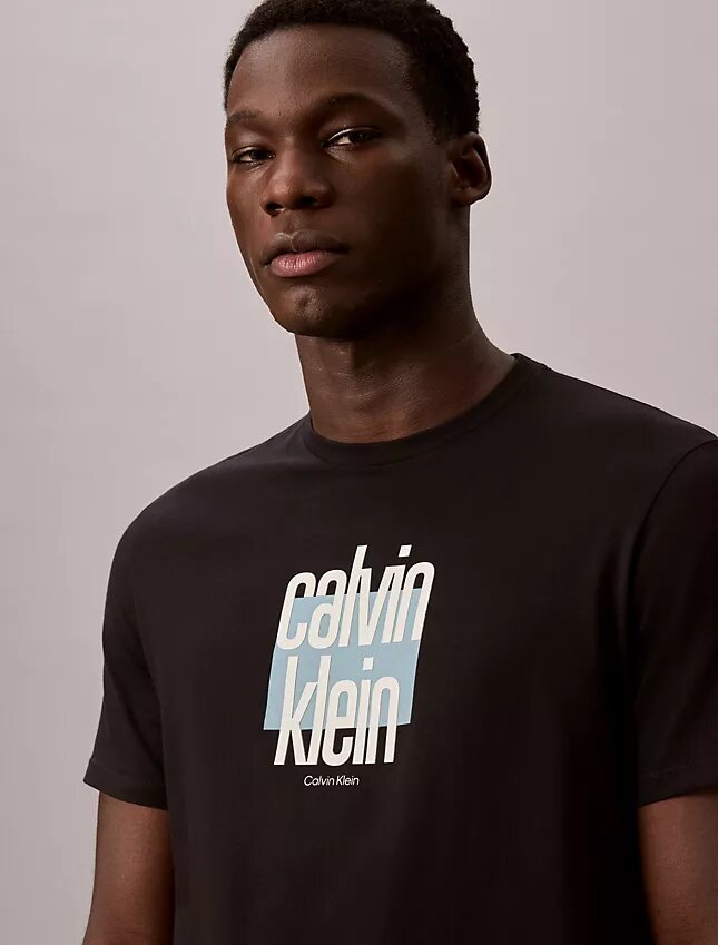 Moderni Calvin Klein -paita graafisella logolla Moderni Calvin Klein -paita graafisella logolla
