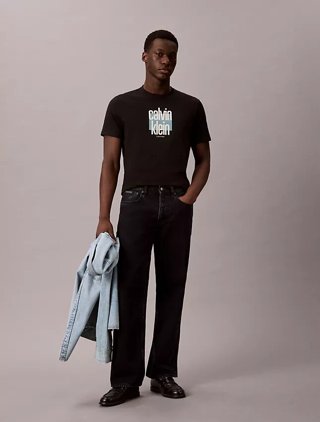 Moderni Calvin Klein -paita graafisella logolla Moderni Calvin Klein -paita graafisella logolla