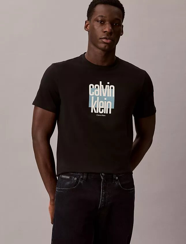 Moderni Calvin Klein -paita graafisella logolla Moderni Calvin Klein -paita graafisella logolla