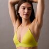 Moderni logolla varustettu kolmiomallinen Bikini-yläosa Moderni logolla varustettu kolmiomallinen Bikini-yläosa