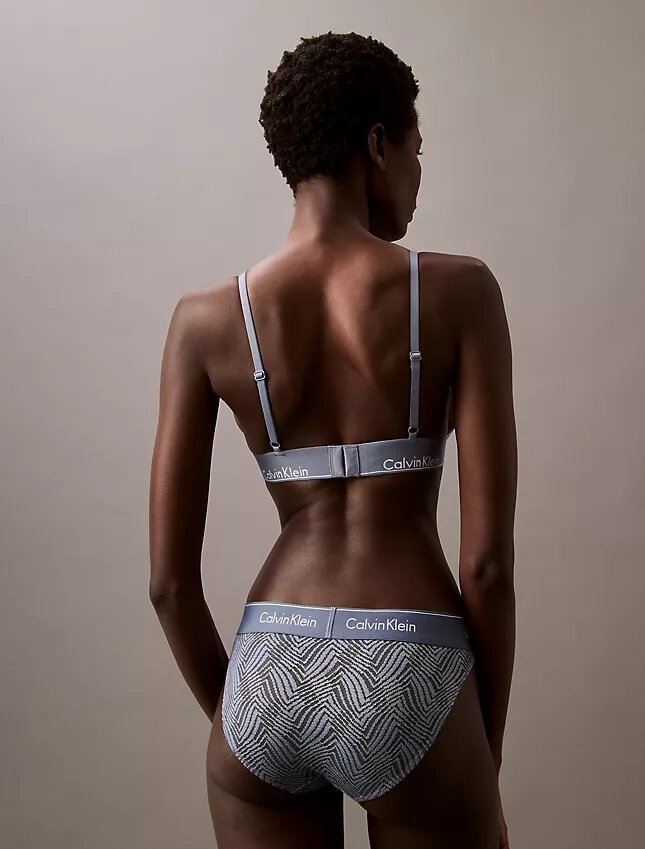 Moderni pitsi, kevyesti vuorattu kolmiomallinen Bralette Moderni pitsi, kevyesti vuorattu kolmiomallinen Bralette