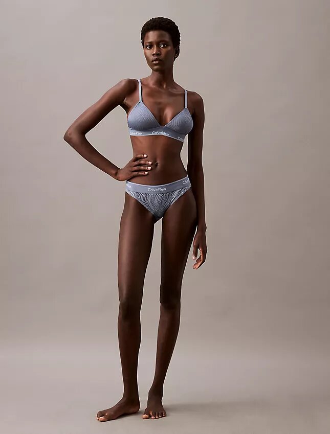 Moderni pitsi, kevyesti vuorattu kolmiomallinen Bralette Moderni pitsi, kevyesti vuorattu kolmiomallinen Bralette