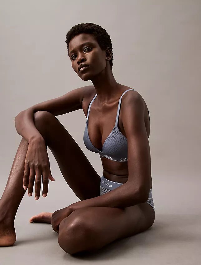 Moderni pitsi, kevyesti vuorattu kolmiomallinen Bralette Moderni pitsi, kevyesti vuorattu kolmiomallinen Bralette