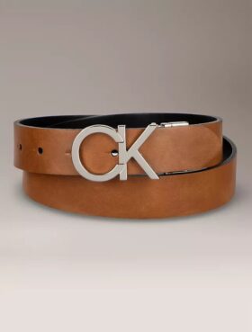 Monogram-logokilvellä varustettu käännettävä vyö