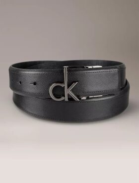 Monogram-logokilvellä varustettu käännettävä vyö