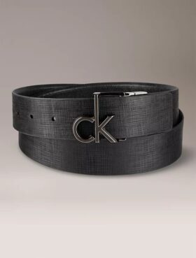 Monogram-logokilvellä varustettu käännettävä vyö