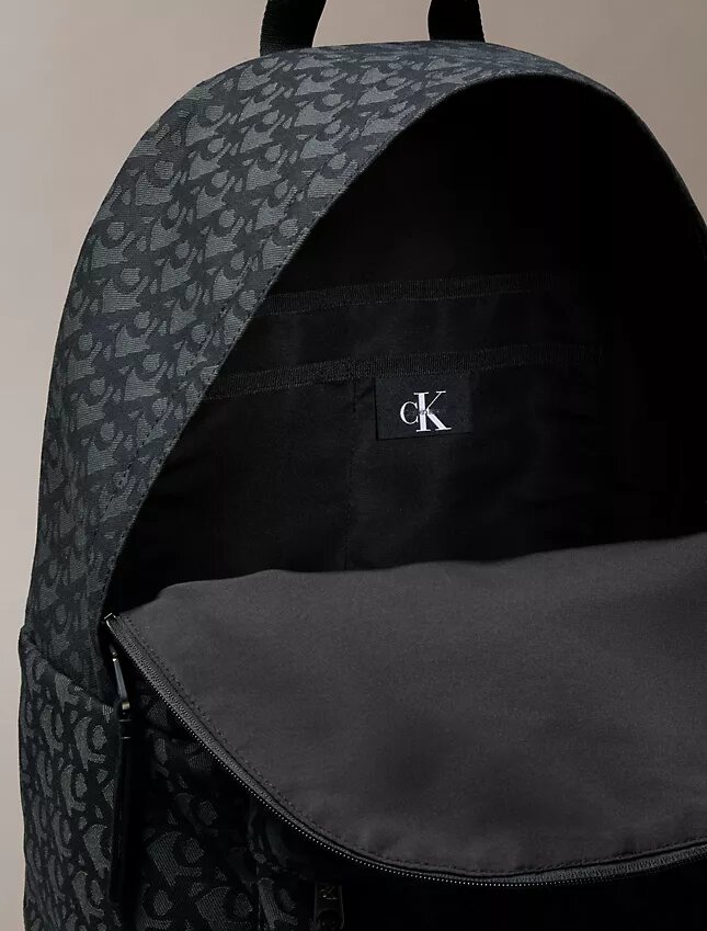 Monogram-logolla koristeltu reppu Monogram-logolla koristeltu reppu
