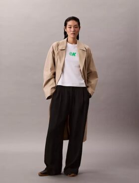 Monogram-logolla varustettu slim-mallinen T-paita
