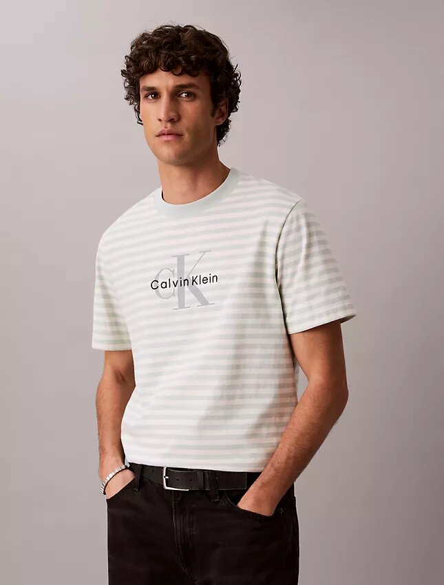Monogram Stripe -rento T-paita Monogram Stripe -rento T-paita