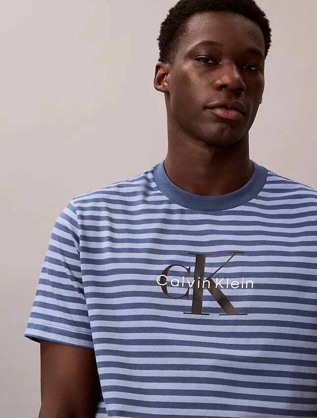Monogram Stripe -rento T-paita Monogram Stripe -rento T-paita
