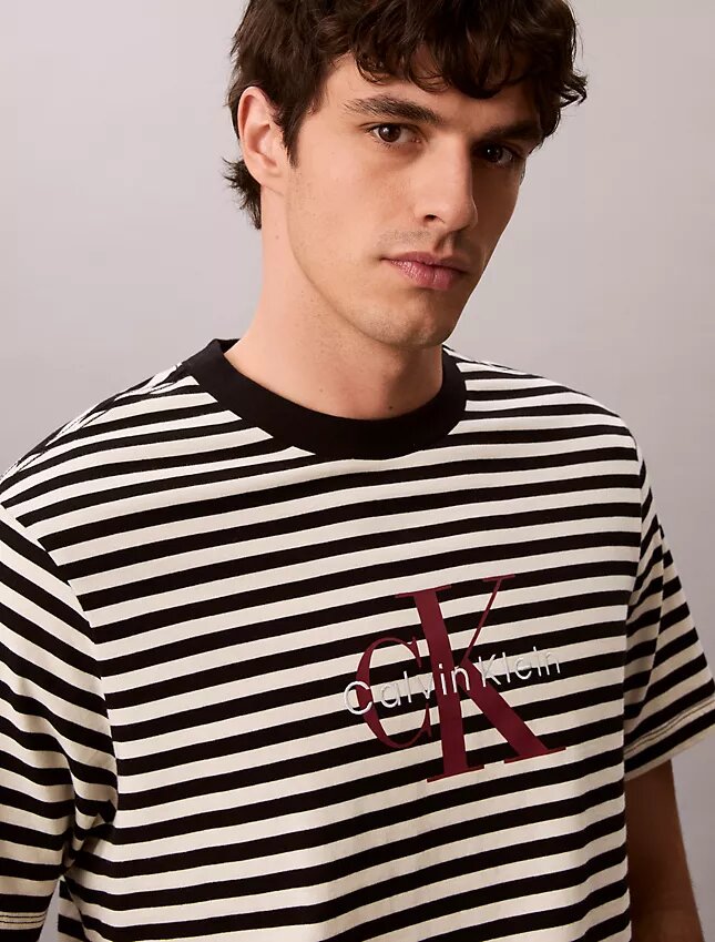 Monogram Stripe -rento T-paita Monogram Stripe -rento T-paita