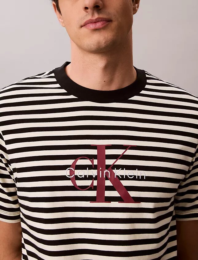 Monogram Stripe -rento T-paita Monogram Stripe -rento T-paita