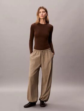 Nailoninen joustava slim-fit-T-paita
